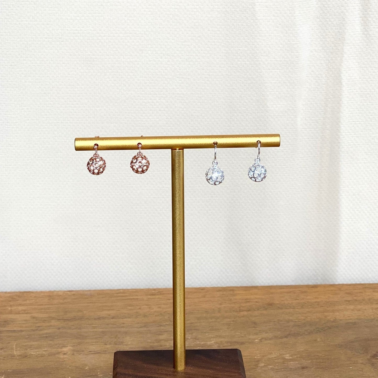 ペットとペア:チャームと透かしピアス (小)
