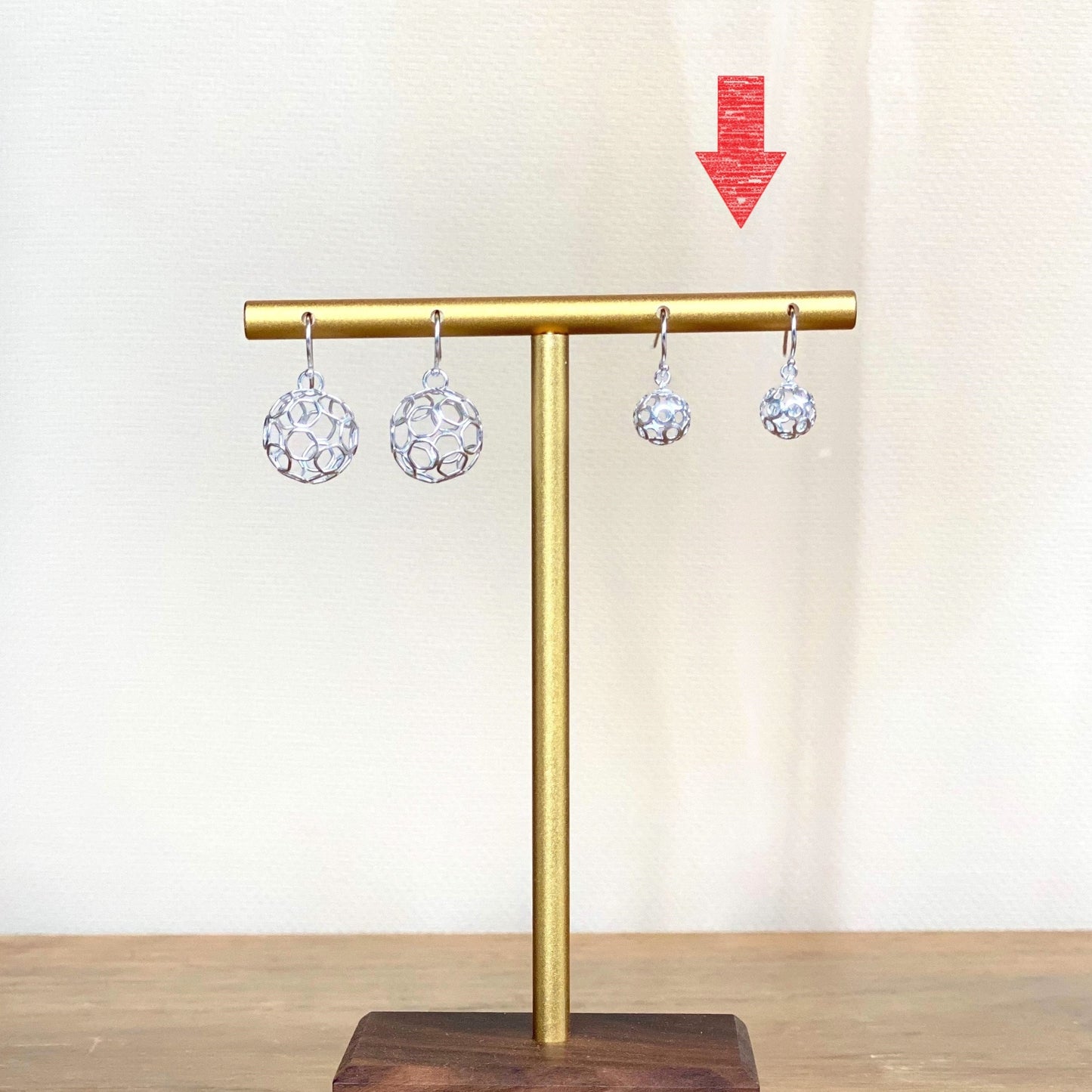 ペットとペア:チャームと透かしピアス (小)
