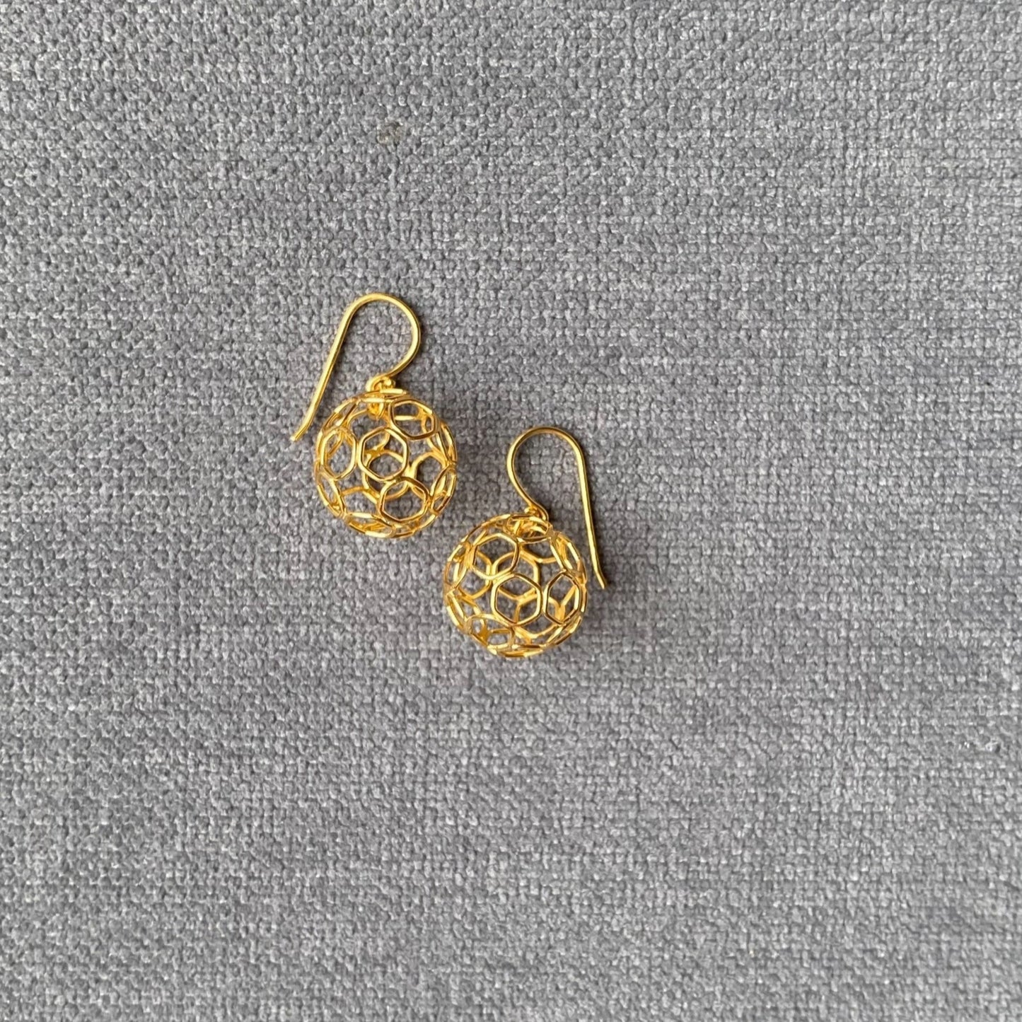 ペットとペア:チャームと透かしピアス (大)