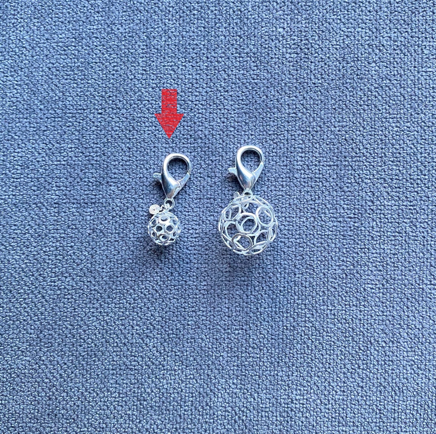 ペットとペア:チャームと透かしピアス (小)