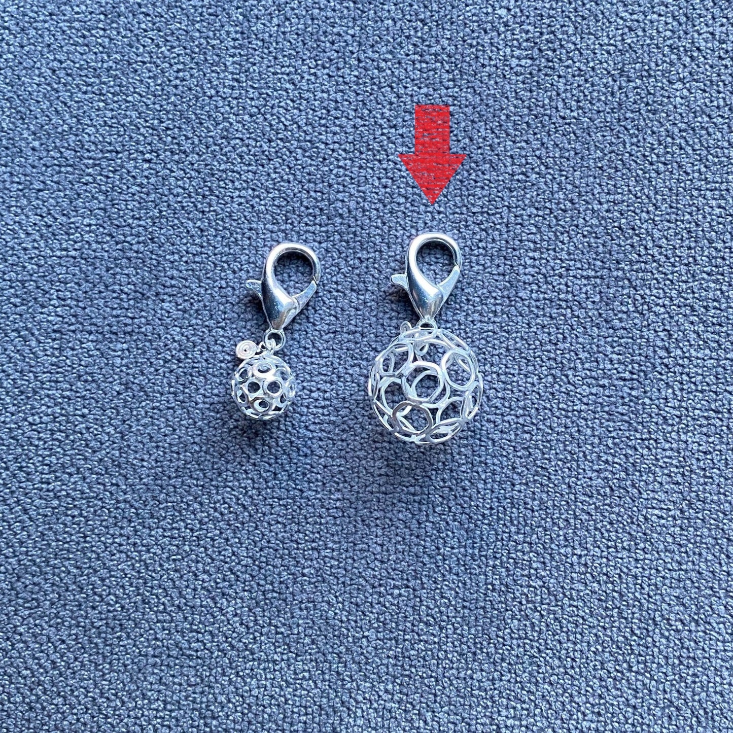 ペットとペア:チャームと透かしピアス (大)