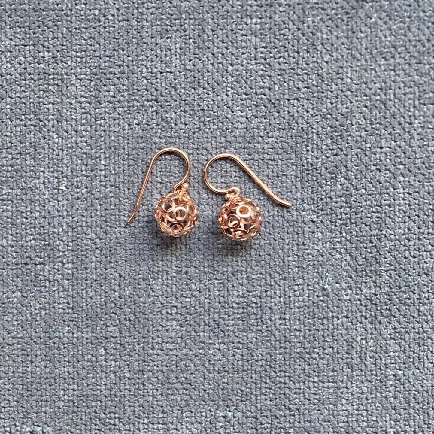 ペットとペア:チャームと透かしピアス (小)