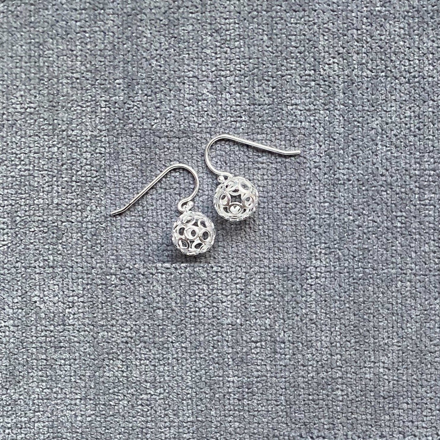 ペットとペア:チャームと透かしピアス (小)